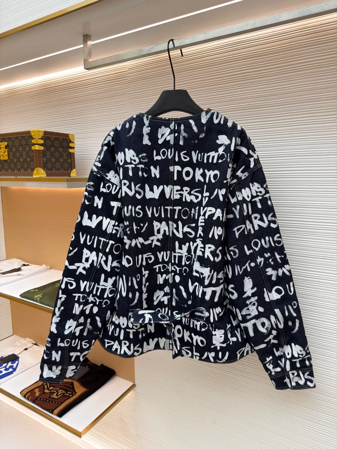 LOUIS VUITTON Tokyo-limited graffiti denim jacket ●Original version: 29999 purchase and development ●Item number: 1680939-C30 ●Fabric: denim fabric ●Technology: washed production ●Version: fitted version ●Weight: about 1180 grams ●Size: 46-48-50-52 ●Description: LV Scribble The print shows the encounter between traditional Japanese calligraphy and Western street art, using a "hand-drawn" style to express the brand logo, Paris and Tokyo. The casual design has an urban feel and can be paired with the matching jacket to complete the show. The overall wiring is straight and delicate, the fabric is comfortable and soft, and the color is consistent without color difference. It can be matched with the same style to create a fashionable look and control various occasions. Customized accessories, complete with three standards, same style for men and women!